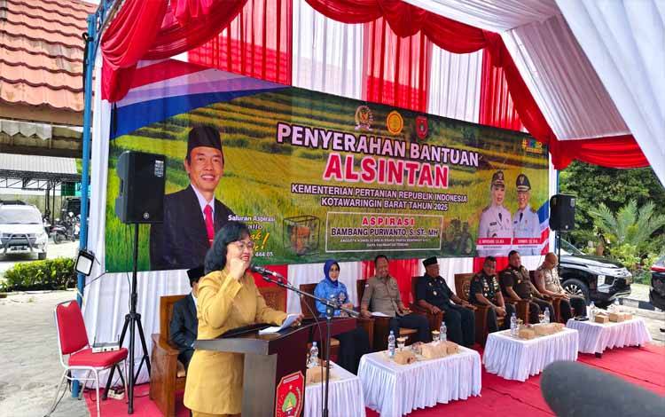 Kadis Pertanian Kobar Kris Budi Hastuti saat memberikan sambutan. (Foto : Danang)
