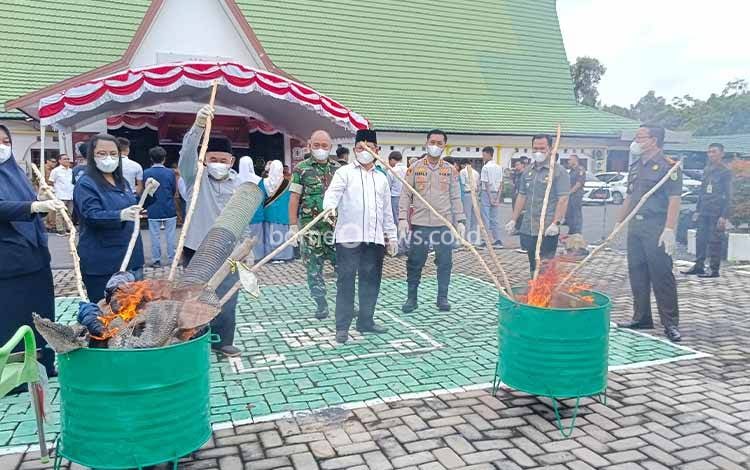 Kejari Pulang Pisau Musnahkan Barang Bukti 38 Perkara Inkracht
