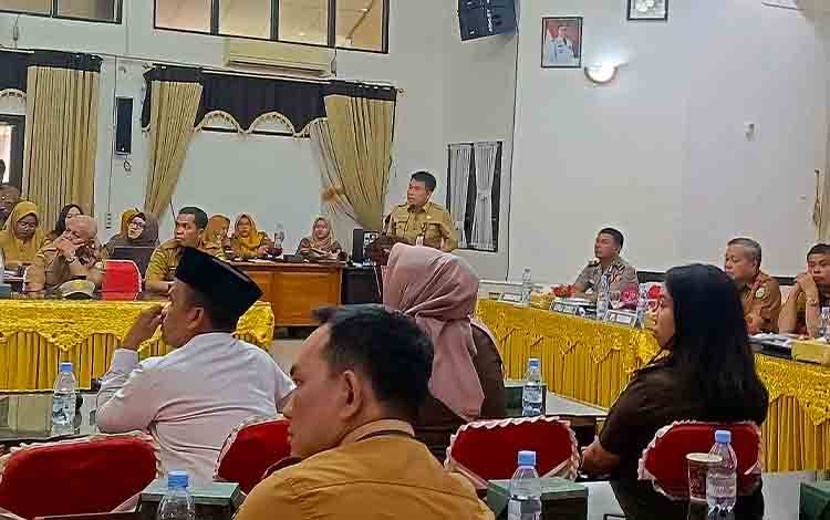 Kepala Dinas Sosial Kotim Hawianan saat mengikuti rapat koordinasi penanggulangan kemiskinan, belum lama ini. (FOTO : DEVI)