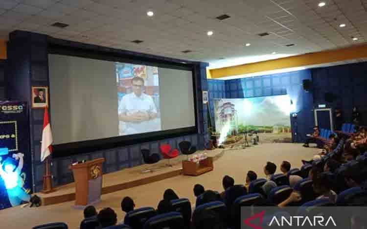 Wakil Menteri Komunikasi dan Digital Nezar Patria menyampaikan pesan melalui rekaman video dalam Cyber Security School Competition & Expo 2025 di Universitas Amikom Yogyakarta, Senin (15/12/2025). ANTARA/Luqman Hakim