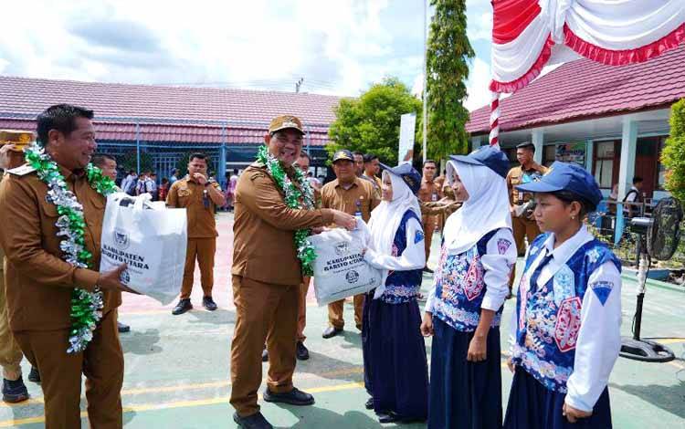 100 Hari Kerja, Bupati Salurkan Laptop dan SIP Pintar Optimal untuk Pelajar Muara Teweh