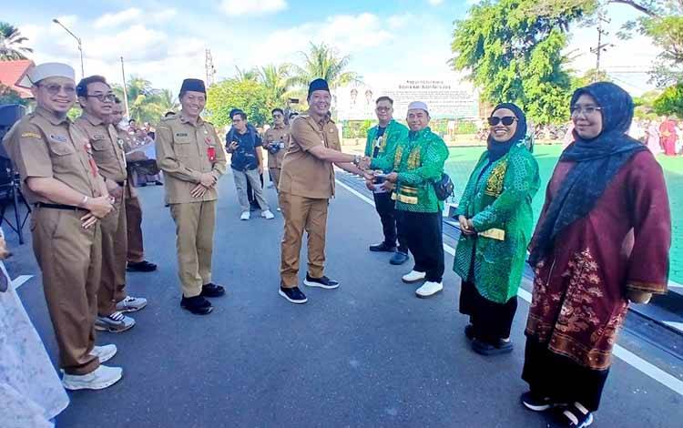 Wakil Bupati Barito Utara Lepas 100 Jemaah Umroh dan Titip Doa untuk Daerah