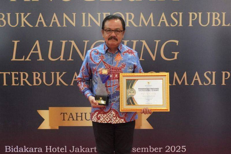 Asisten Perekonomian dan Pembangunan Setda Kalteng Herson Barthel Aden mewakili Pemprov Kalteng menerima penghargaan KI di Jakarta (15/12/2025). (ANTARA/HO-Diskominfosantik Kalteng)