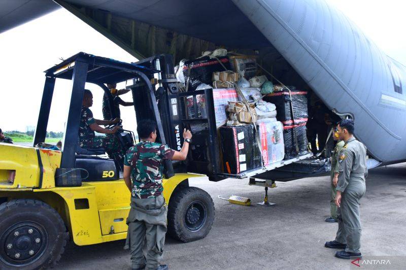 TNI AU Kerahkan Hercules Kirim Sling Baja untuk Perbaikan Jembatan di Aceh