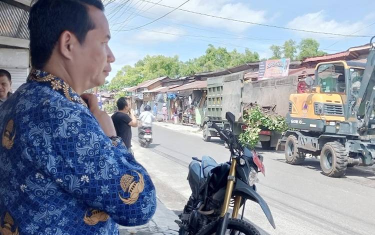 Tim Gabungan Pemko Palangka Raya Buka Drainase Tertutup Bangunan di Jalan Christopel