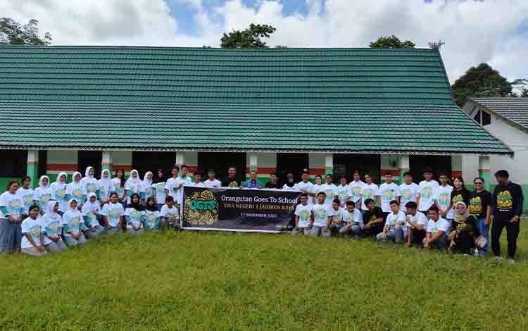 Tim BOSF Nyaru Menteng Sosialisasikan Karakteristik Orangutan kepada Siswa SMAN 1 Jabiren Raya