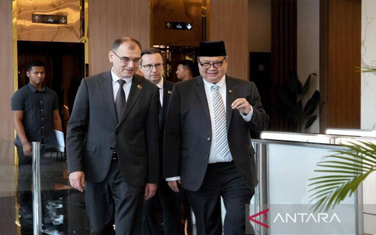Deputi Perdana Menteri (DPM) Republik Belarus Viktor Karankevich (kiri) dan Menteri Koordinator Bidang Perekonomian Airlangga Hartarto (kanan) di Kantor Kemenko Perekonomian, Jakarta, Selasa (16/12/2025) (ANTARA/HO-Kementerian Koordinator Bidang Perekonomian)