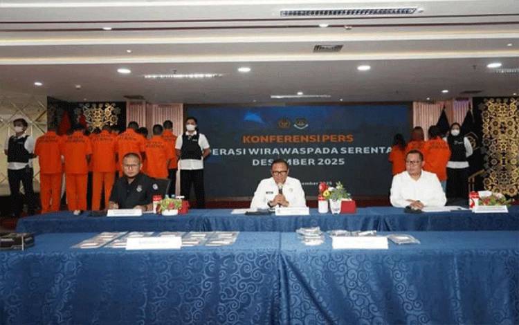 Direktur Jenderal Imigrasi, Yuldi Yusman (tengah) pada konferensi pers terkait Operasi Wirawaspada 2025, Rabu (17/12/2025). ANTARA/HO-Imigrasi Polman