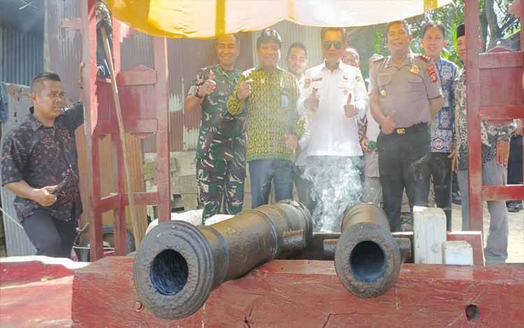 Bupati Seruyan Bunyikan Meriam Kembar, Cagar Budaya Bersejarah di Danau Sembuluh