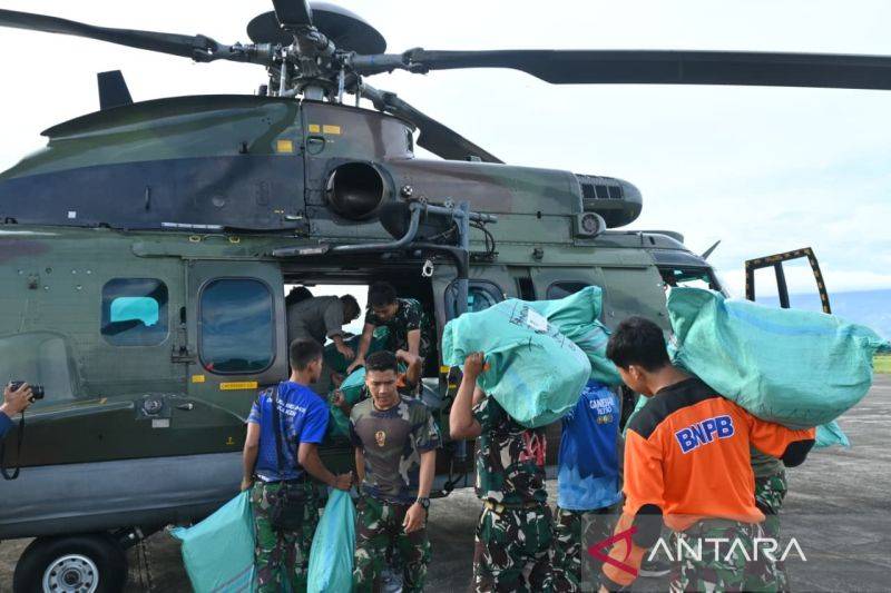 TNI Kerahkan Helikopter Antar 4 Ton Logistik ke Lokasi Bencana di Aceh