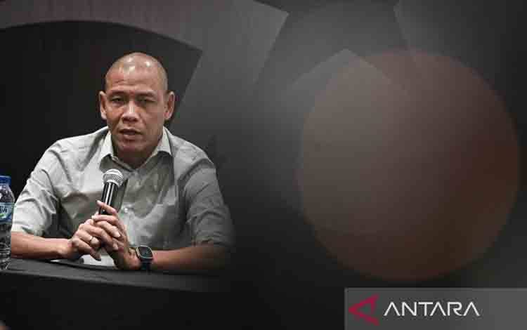 Pelatih Timnas Sepak Bola Indonesia U-20 Nova Arianto menyampaikan keterangan pers terkait perkembangan sepak bola Indonesia di GBK Arena, Jakarta, Kamis (20/11/2025). PSSI resmi mengumumkan Nova Arianto sebagai pelatih Timnas Indonesia U-20 sesuai rekomendasi Direktur Teknik PSSI Alexander Zwiers (ANTARA FOTO/Fauzan)