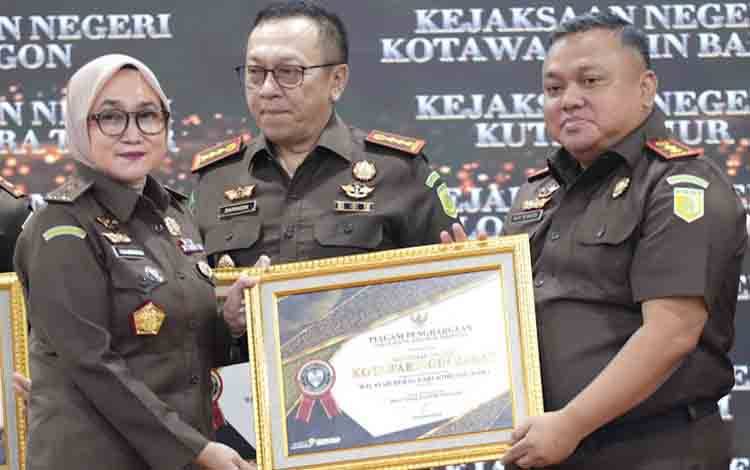 Kejari Kobar Raih Predikat WBK 2025