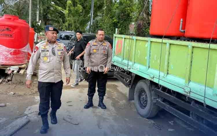 Dansatbrimob Polda Kalteng Tinjau Penyaluran Tandon Air Bersih Alumni Akpol 1999 di Padang