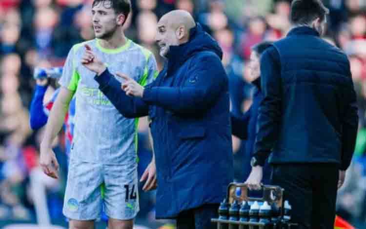 Pelatih Manchester City, Josep "Pep" Guardiola (kanan) memberikan instrukti kepada gelandangnya, Nico Gonzalez (kiri). (Manchester City)
