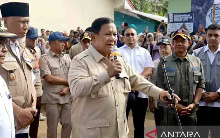 Prabowo Yakinkan Pengungsi Tak Sendiri, Semua Bekerja Perbaiki Keadaan