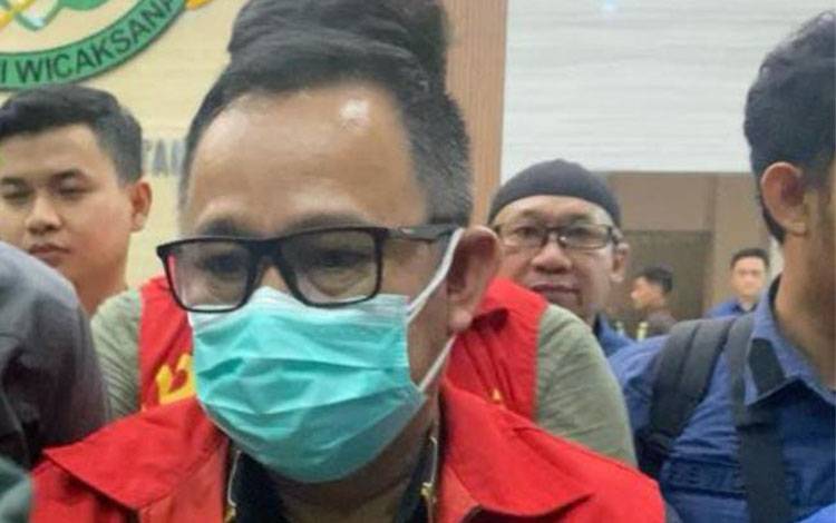 Jenguk Tersangka Korupsi Zirkon, Gubernur Agustiar: Tak Ada yang Salah