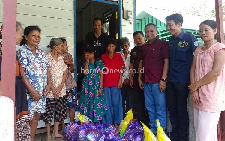 PWI Pulang Pisau dan Kejari Berbagi Bingkisan Natal untuk Warga Nasrani Desa Gohong
