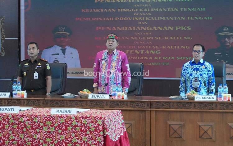 Penandatanganan Perjanjian Kerja Sama (PKS) penerapan pidana pokok berupa pidana kerja sosial oleh Bupati Barito Timur M Yamin dengan Kepala Kejaksaan Negeri Barito Timur Rahmad Isnaini, Kamis, 18 Desember 2025. (FOTO: AGUSTINUS BOLE MALO)
