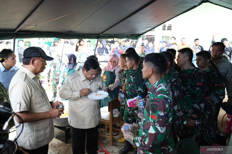 Sepiring Nasi Goreng di Dapur Pengungsian, Potret Kedekatan Prabowo dengan Warga Agam