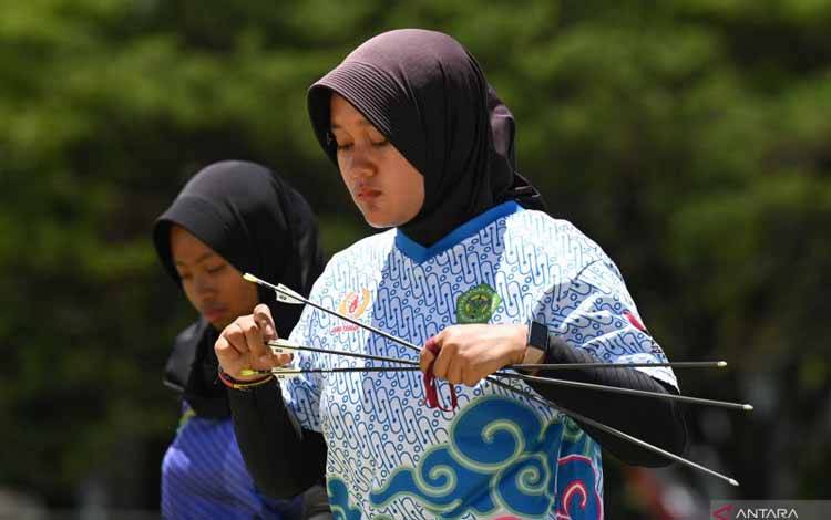 Pemanah Jawa Tengah Nurisa Dian Ashrifah (kanan) mengambil anak panah dari target pada semi final panahan nomor compound putri PON XXI Aceh-Sumut 2024 di venue panahan, Kompleks Stadion Harapan Bangsa, Banda Aceh, Aceh, Kamis (12/9/2024). ANTARA FOTO/Wahyu Putro A/pras.