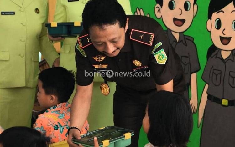 Kajati Kalteng Kunjungi TK Adhyaksa Serahkan Paket Makan Bergizi Gratis