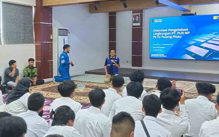 Team Leader Lingkungan PLTU Nusantara Power, Dani Fatur Rahman saat menjelaskan hasil penelitian pemanfaat FABA PLTU, Jumat, 19 Desember 2025. (FOTO: RETHA)