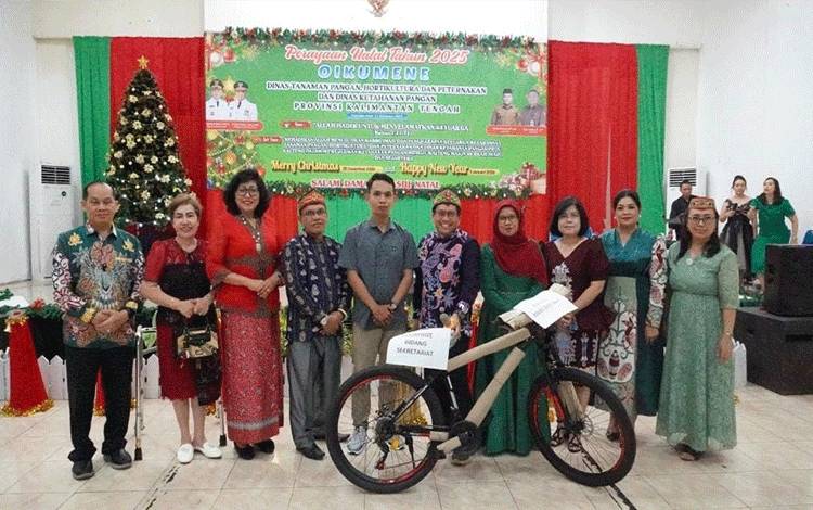 Purna Tugas Dinas TPHP dan DKP Kalteng Terima Tali Asih Natal Oikumene 2025