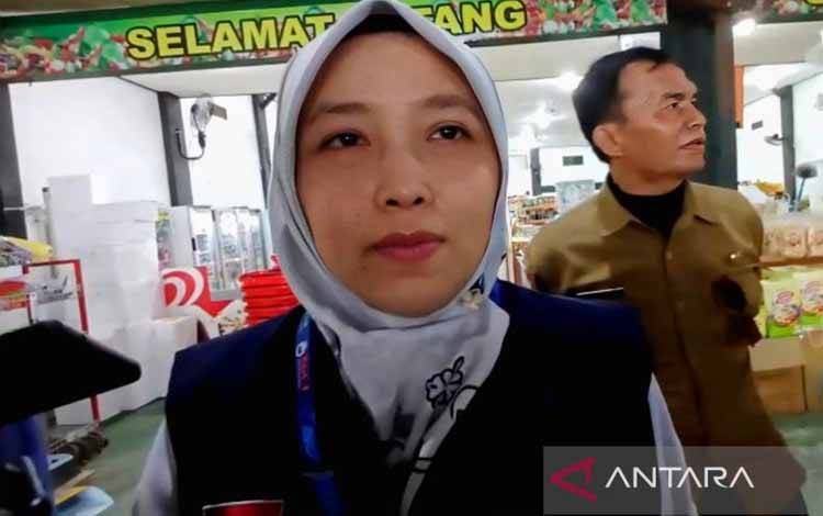 Pengawas Farmasi dan Makanan Ahli Madya BBPOM di Palangka Raya Etik Sumardani. (ANTARA/Devita Maulina)
