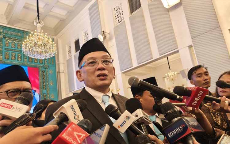 Anggota Komisi Yudisial Abdul Chair Ramdhan menyampaikan keterangan seusai menjalani pengucapan sumpah jabatan yang disaksikan langsung Presiden RI Prabowo Subianto di Istana Negara, Jakarta, Jumat (19/12/2025). (ANTARA/Andi Firdaus)