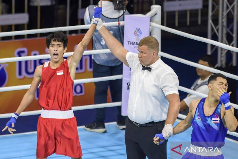 Ekspresi petinju Indonesia Vicky Tahumil Junior (kiri) usai mengalahkan petinju Thailand Thitisan Panmot (kanan) di final kelas 51 kilogram putra SEA Games 2025 Thailand di Chulalongkorn University, Bangkok, Jumat (19/12/2025). ANTARA FOTO/Muhammad Ramdan/bar