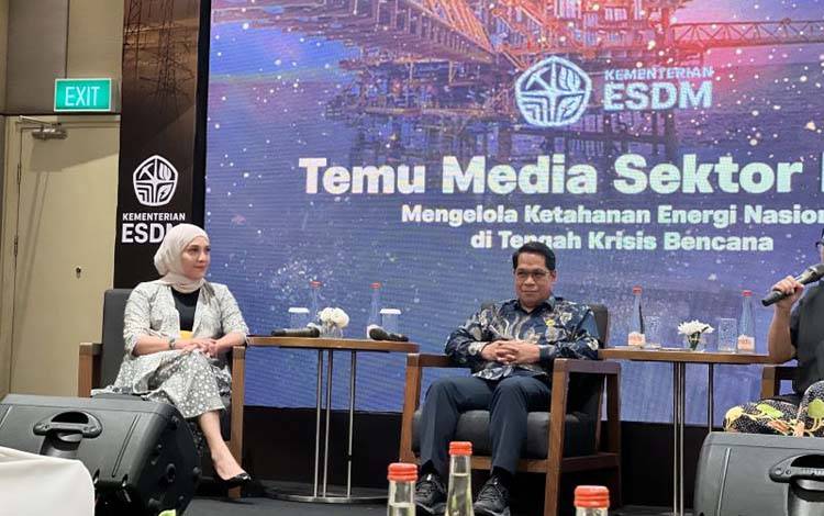 Direktur Jenderal Minyak dan Gas Bumi Kementerian ESDM Laode Sulaeman (kanan) menghadiri acara Temu Media Sektor ESDM di Jakarta, Jumat (19/12/2025). ANTARA/Putu Indah Savitri