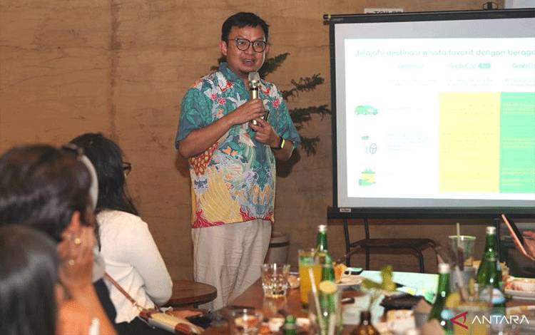 Perwakilan Grab Indonesia mengumumkan empat kategori armada kendaraan guna memenuhi kebutuhan spesifik wisatawan: GrabCar, GrabCar Plus, GrabCar Premium, dan GrabExecutive di Bali, Sabtu (20/12/2025) malam. Khusus untuk kategori GrabExecutive, armada kini menggunakan kendaraan listrik (EV) premium tipe BYD Denza D9 yang dilengkapi dengan kursi kapten (captain seat), fitur pijat, serta layanan profesional dari pengemudi yang telah mendapatkan pelatihan khusus etika layanan VIP. ANTARA/Abdu Faisal