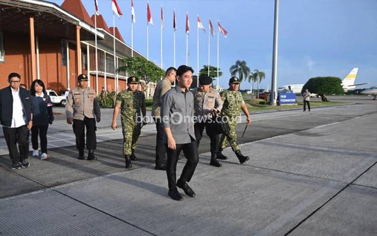Wakil Presiden Gibran Rakabuming Raka saat akan bertolak menuju Sumatra Utara di Landasan Udara Halim Perdanakusuma, Jakarta, Minggu (21/12/2025). (ANTARA/HO-BPMI Sekretariat Wakil Presiden)