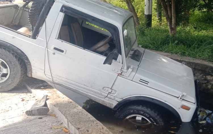 Sopir Mabuk, Mobil Masuk Parit di Depan Sanggar Pramuka Kuala Kapuas