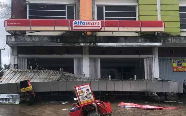Kanopi Alfamart Ambruk di Gambut Kalsel, Sejumlah Motor Rusak