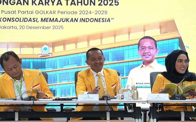 Ketua Umum Partai Golkar Bahlil Lahadalia (tengah) bersama Sekjen Partai Golkar Muhammad Sarmuji (kiri) dan Bendahara Umum Partai Golkar (kanan) Sari Yuliati saat Rapimnas Partai Golkar di Jakarta. ANTARA/HO-Golkar.