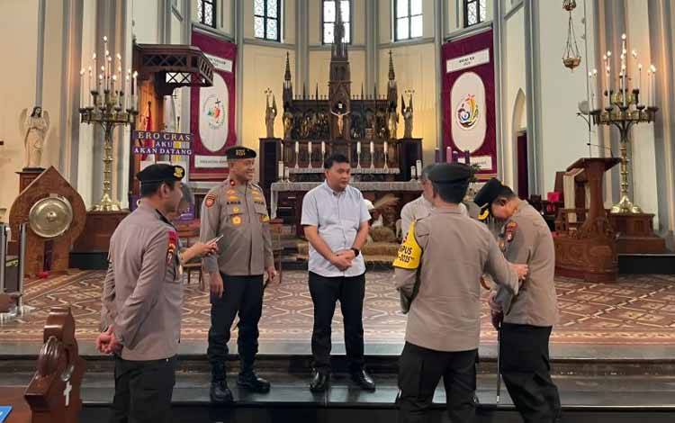 Kakorsabhara Baharkam Polri Irjen Mulia Hasudungan Ritonga selaku Kepala Operasi Pusat (Kaopspus) Operasi Lilin 2025 bersama jajaran mengecek langsung kesiapan pengamanan di Gereja Katedral jelang perayaan Natal di Jakarta Pusat, Sabtu (20/12/2025). (ANTARA/HO-Divisi Humas Polri)