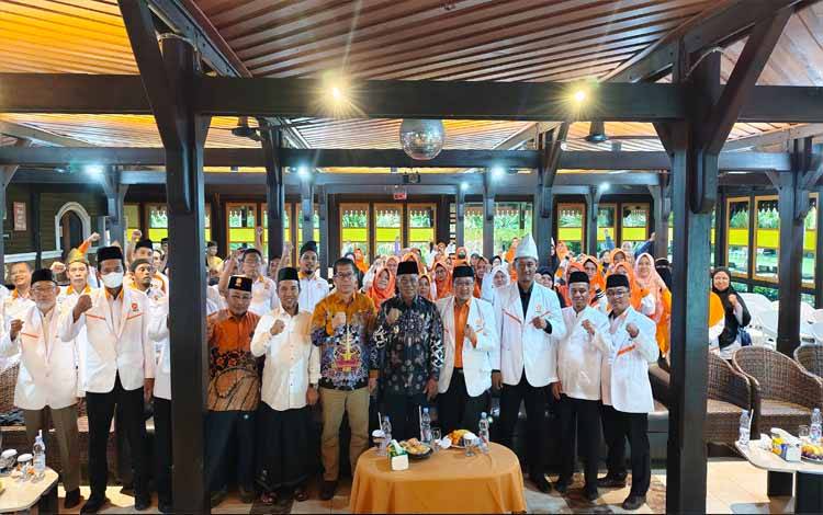 Foto bersama Ketua DPD PKS Kobar Heru Sutrisno (tiga dari kanan) bersama Wabup Kobar usai penutupan Rakerda. (Foto : DANANG)