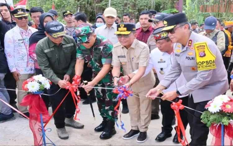 Peresmian Jembatan oleh Gubernur Kalteng, Agustiar Sabran dan Bupati Kapuas, M. Wiyatno di Sei Pasah, Kapuas Hilir, Sabtu, 20 Desember 2025. (FOTO: Diskominfo Kps)
