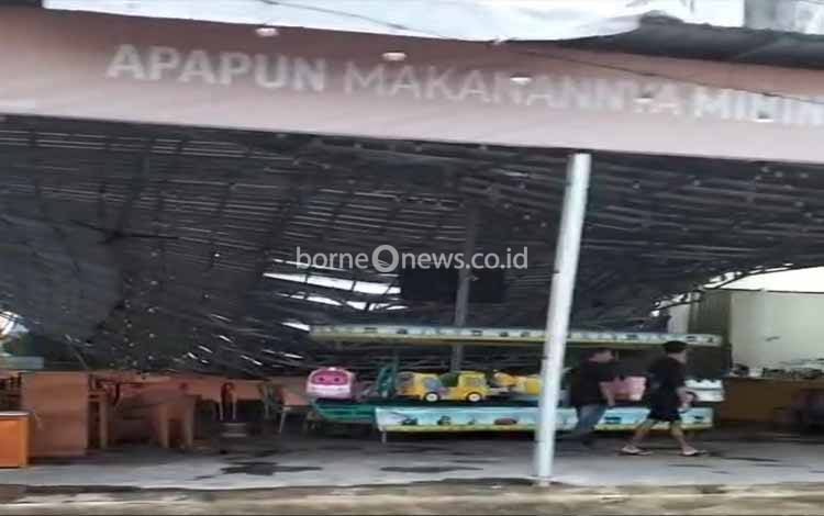 Atap Warkop Agam Mie Bangladesh di Sampit Roboh Diterjang Angin Kencang