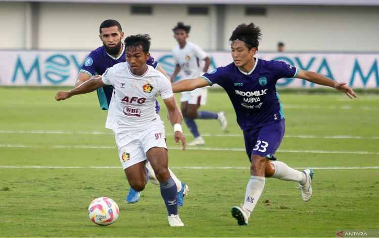 Hokky Caraka Cetak Gol Salto, Persita Tekuk Persik 3-0