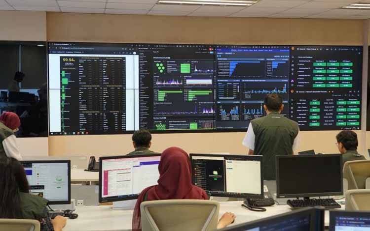 Petugas Finnet Indonesia (Finpay), anak usaha PT Telkom, berjaga di ruang pemantauan performansi pada hari pertama pelaksanaan Posko Siaga Natal 2025 dan Tahun Baru 2026 di Telkom Landmark Tower, Jakarta, Jumat (19/12/2025). ANTARA/HO-Finnet Indonesia