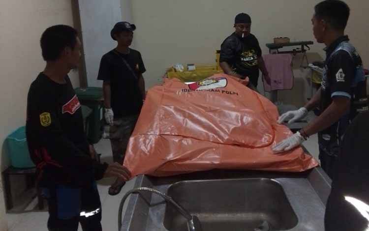 Jasad MP yang dibawa ke RSUD Ulin Banjarmasin, Selasa, 22 Desember 2025. (FOTO: Rescue Bjm)