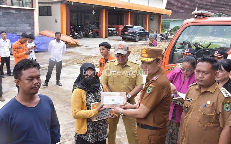 16 KK Korban Kebakaran Terima Bantuan Tunai dari Pemkab Kapuas