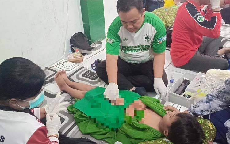 Tim kesehatan saat melakukan tindakan khitan, Senin, 22 Desember 2025. (FOTO : DEVI)