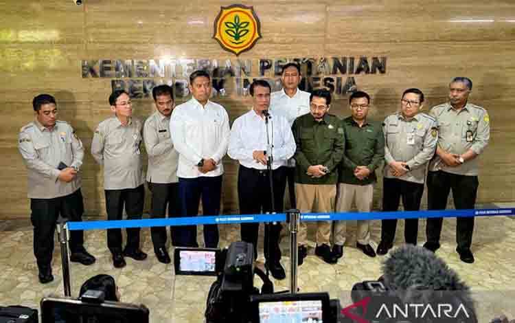 Menteri Pertanian sekaligus Kepala Badan Pangan Nasional Andi Amran Sulaiman (tengah), Wakil Menteri Pertanian Sudaryono (keempat kiri), didampingi pejabat lainnya memberi keterangan kepada awak media di Jakarta, Senin (22/12/2025). ANTARA/Harianto