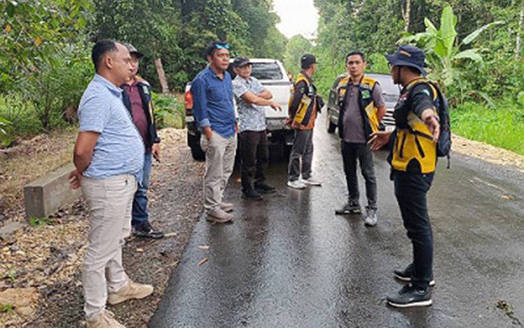 Komisi III DPRD Bartim Cek Kerusakan Jalan di Desa Sarapat yang Dikeluhkan Masyarakat