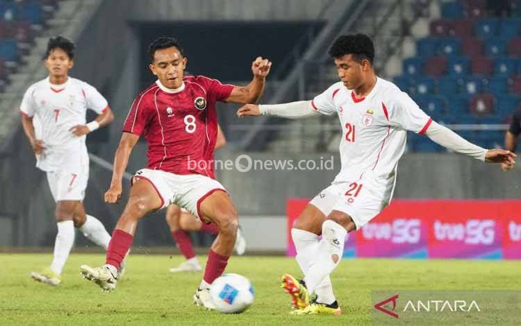 Pesepak bola Timnas Indonesia U-22 Muhammad Rayhan Hannan (kiri) berebut bola dengan pesepak bola Timnas Myanmar Oakkar Naing (kanan) pada pertandingan babak penyisihan Grup C Sepak Bola SEA Games 2025 di The 700th Anniversary of Chiang Mai Stadium, Chiang Mai, Thailand, Jumat (12/12/2025). ANTARA FOTO/NAY/sth/foc.