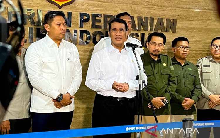 Menteri Pertanian sekaligus Kepala Badan Pangan Nasional Andi Amran Sulaiman (kedua kiri), Wakil Menteri Pertanian Sudaryono (kedua kiri), didampingi pejabat jajaran Kementerian Pertanian memberikan keterangan kepada awak media, di Jakarta, Senin (22/12/2025). ANTARA/Harianto