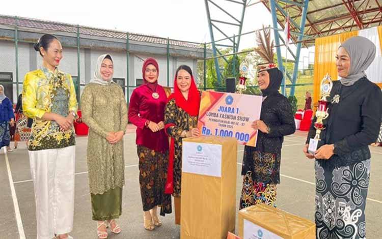 Lomba Fashion Show Semarakkan Hari Ibu ke 97 di Seruyan